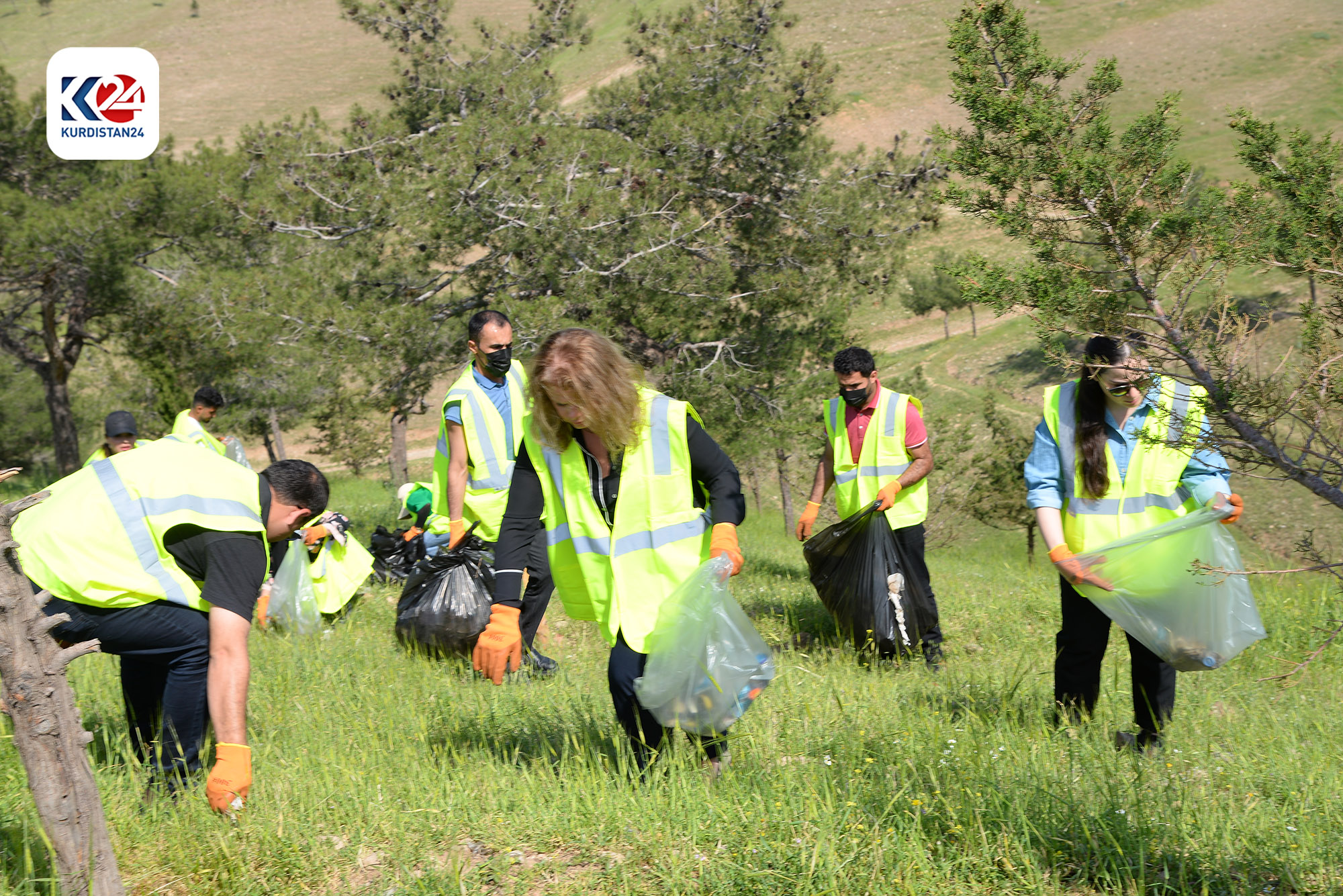 Volunteers participated in cleaning one of the tourist resorts. (Photo: Kurdistan 24)